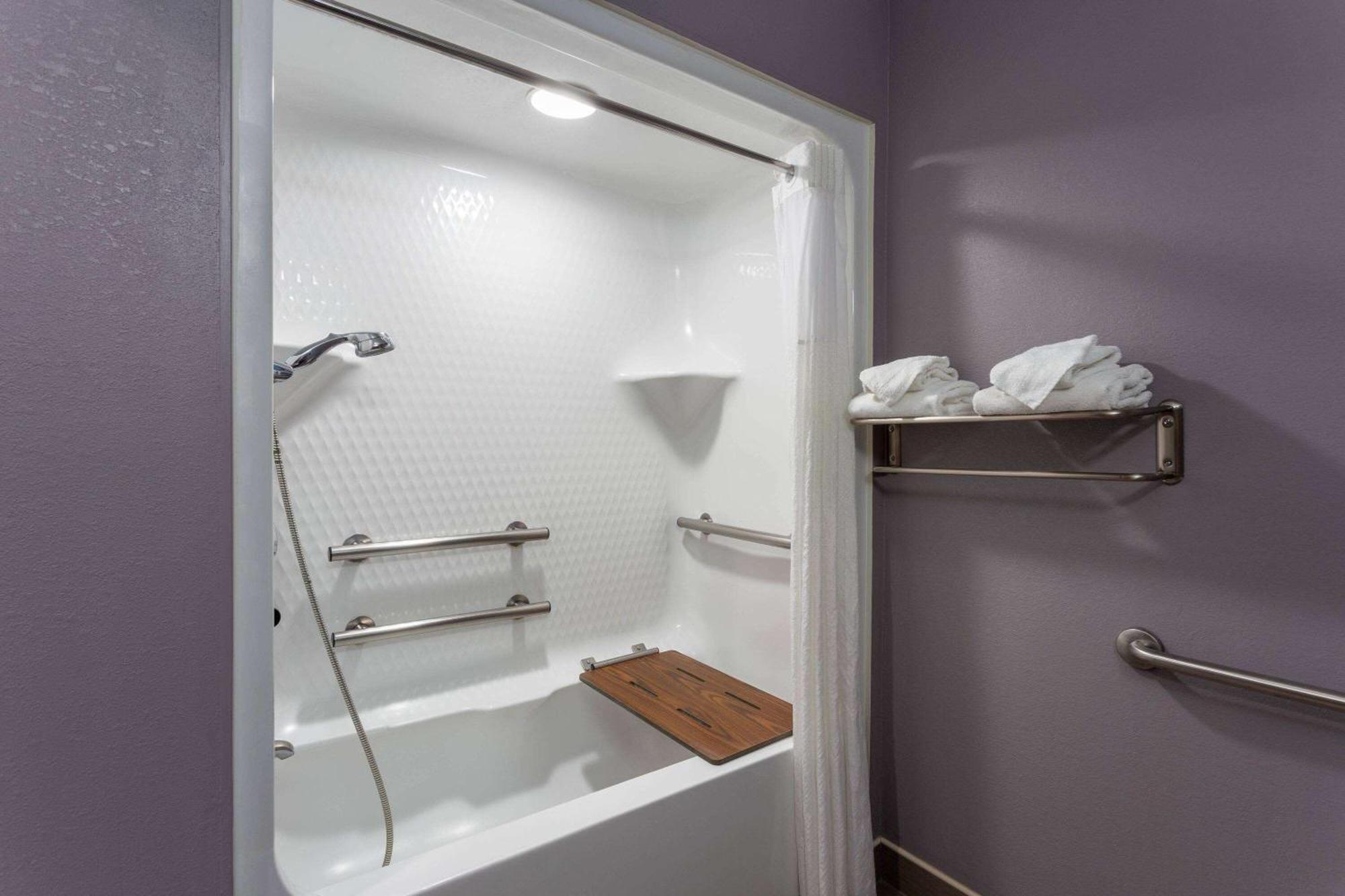 Microtel Inn & Suites By Wyndham Bethel/Danbury Bagian luar foto