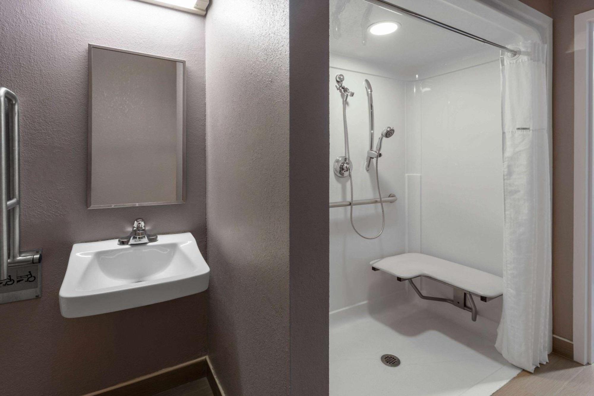 Microtel Inn & Suites By Wyndham Bethel/Danbury Bagian luar foto