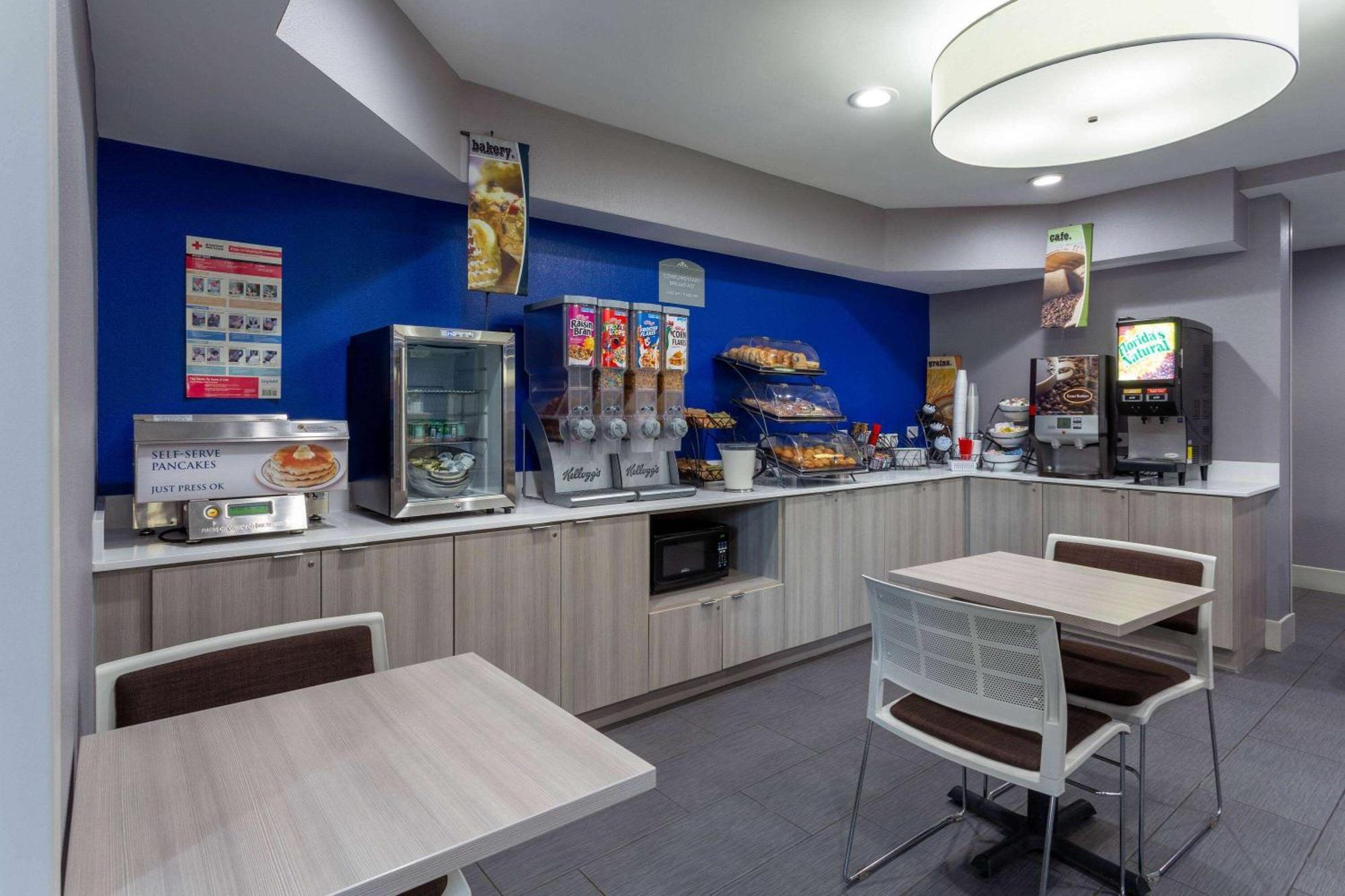 Microtel Inn & Suites By Wyndham Bethel/Danbury Bagian luar foto