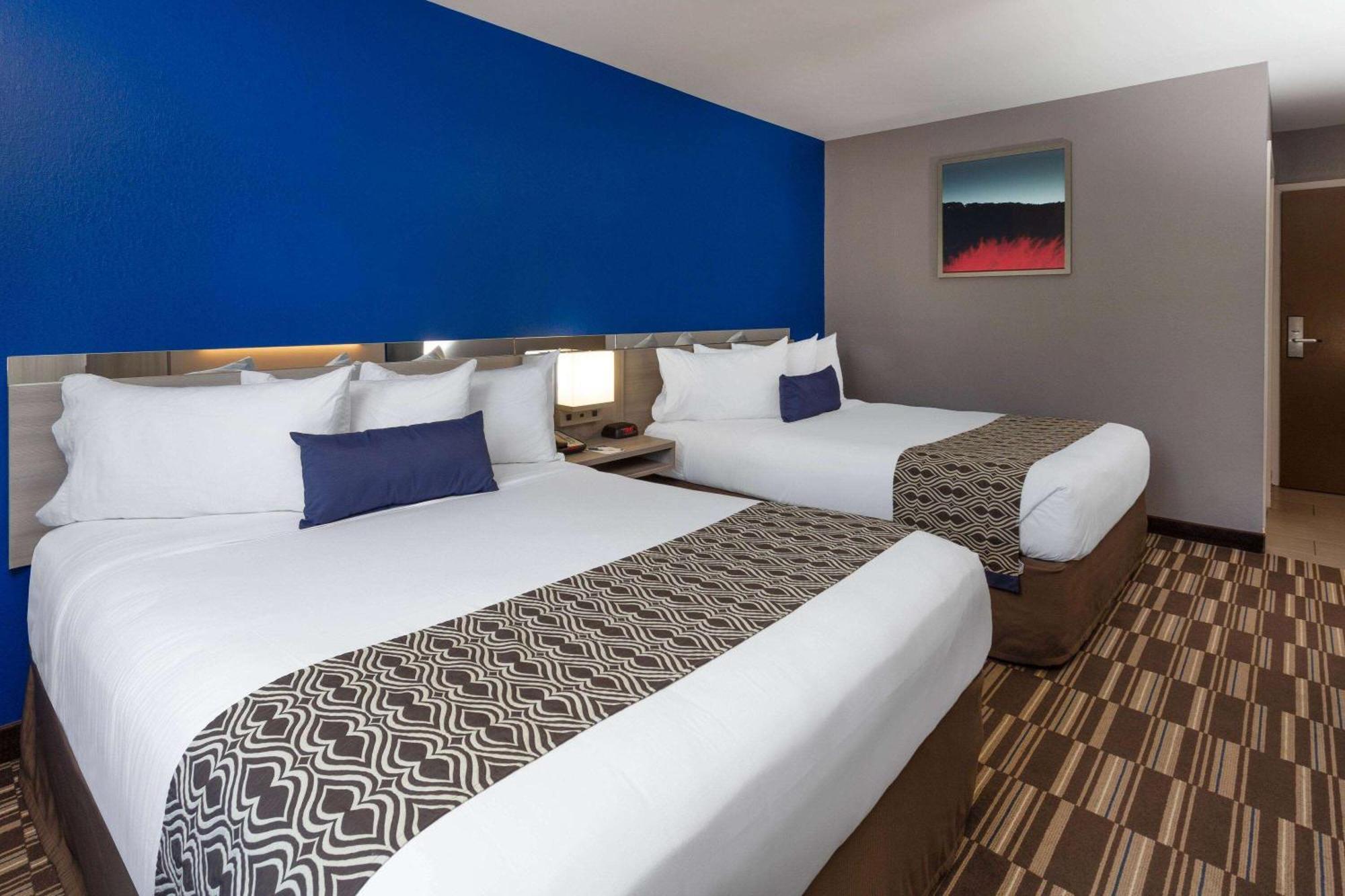 Microtel Inn & Suites By Wyndham Bethel/Danbury Bagian luar foto