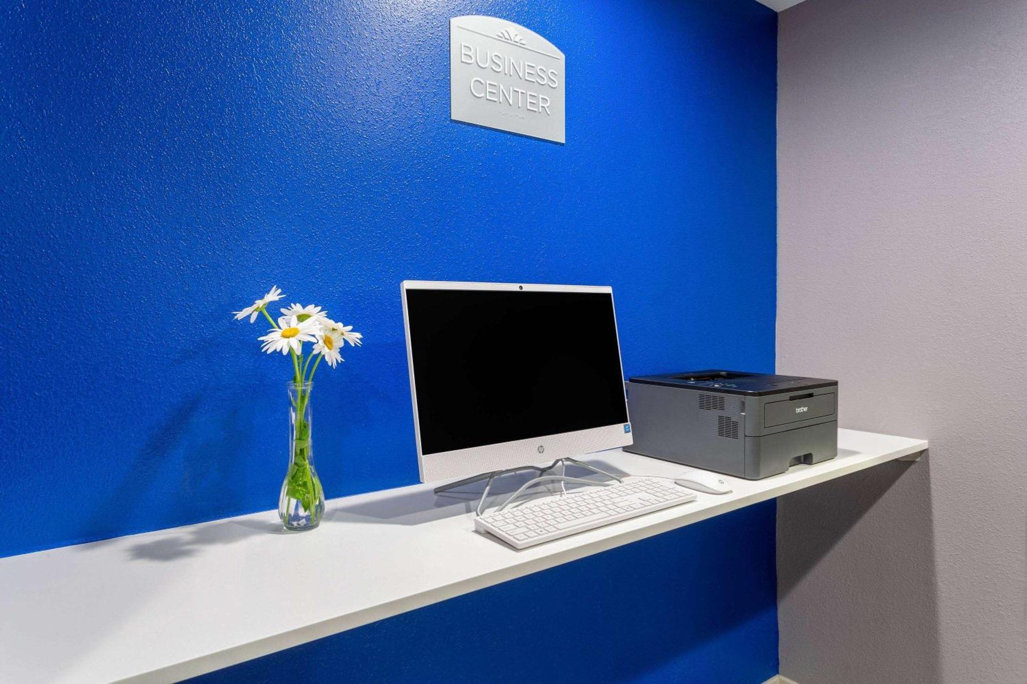 Microtel Inn & Suites By Wyndham Bethel/Danbury Bagian luar foto
