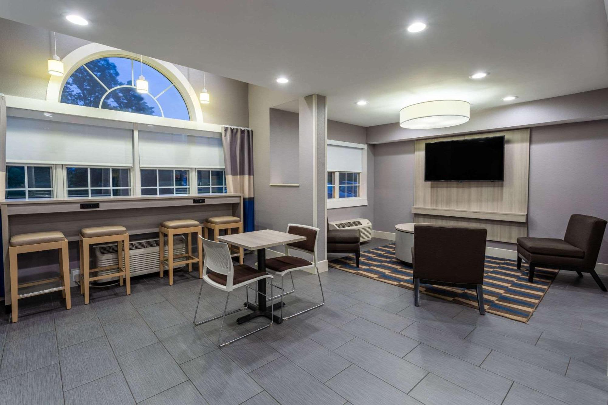 Microtel Inn & Suites By Wyndham Bethel/Danbury Bagian luar foto