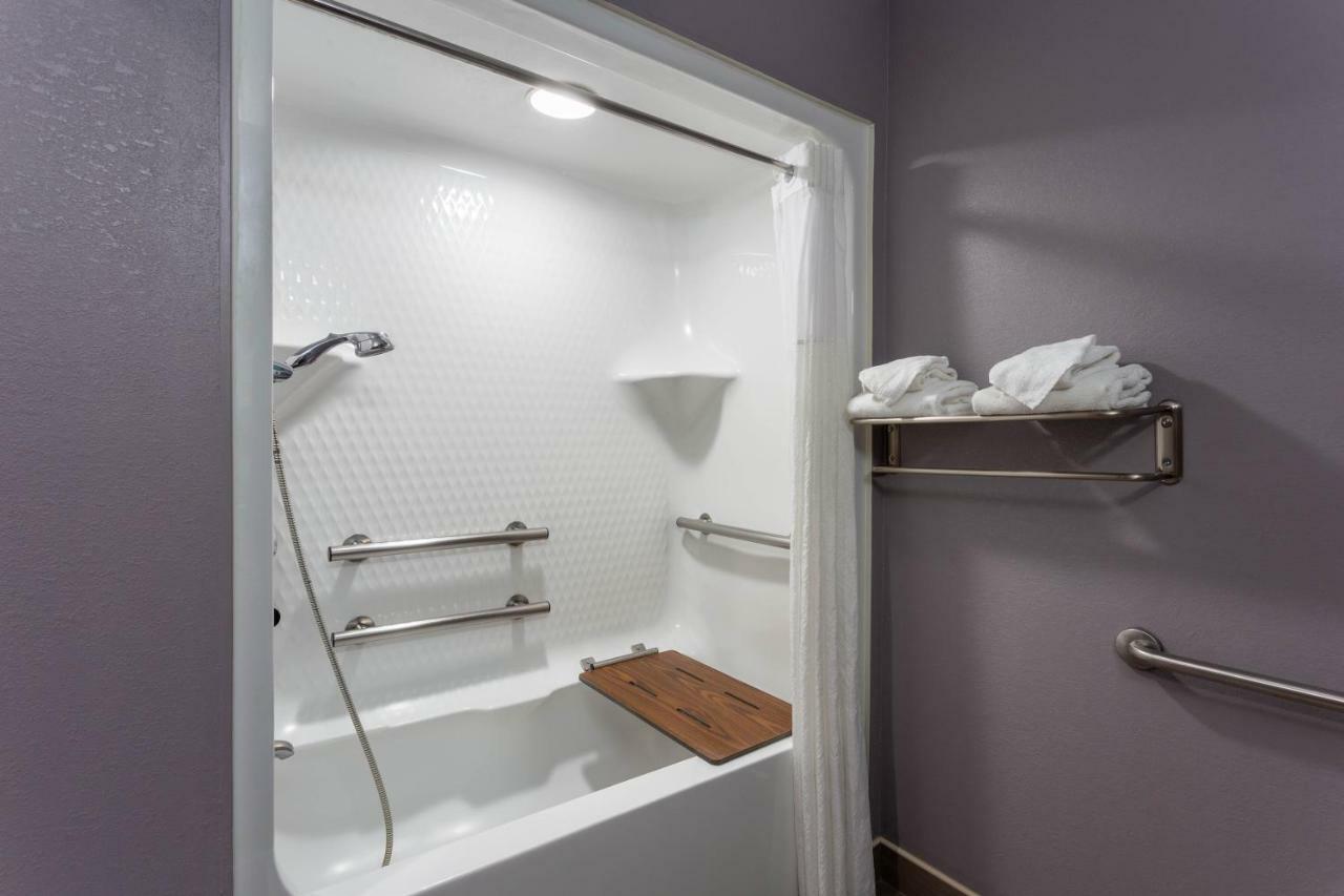 Microtel Inn & Suites By Wyndham Bethel/Danbury Bagian luar foto